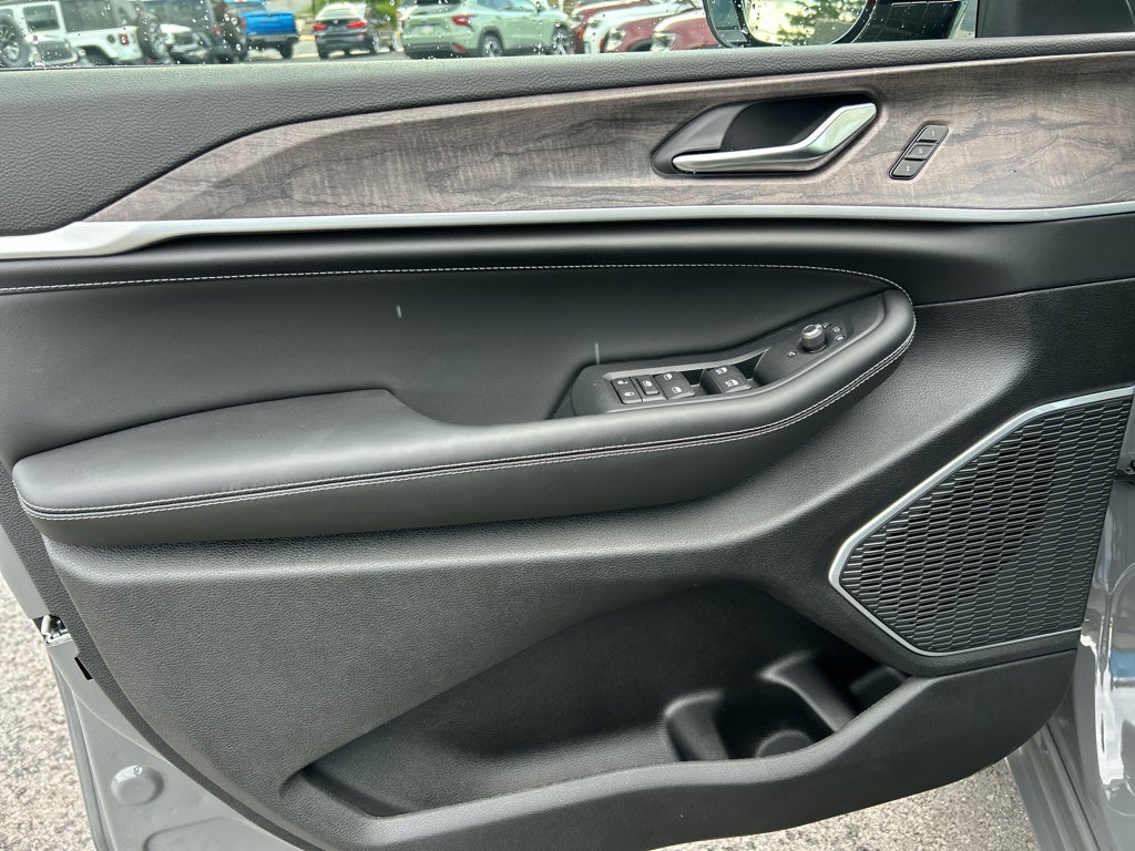 2027 Jeep Grand Cherokee L Limited Reserve