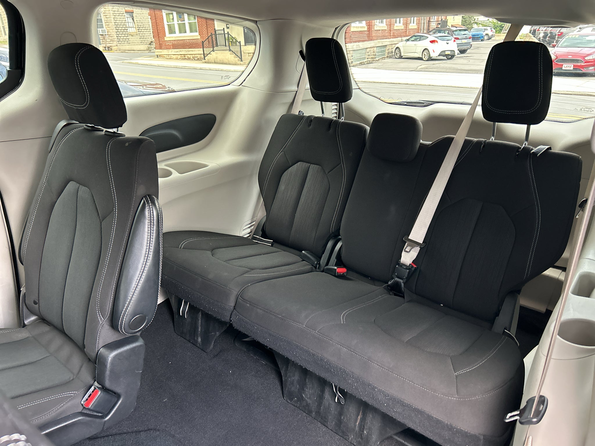 2023 Chrysler Voyager LX