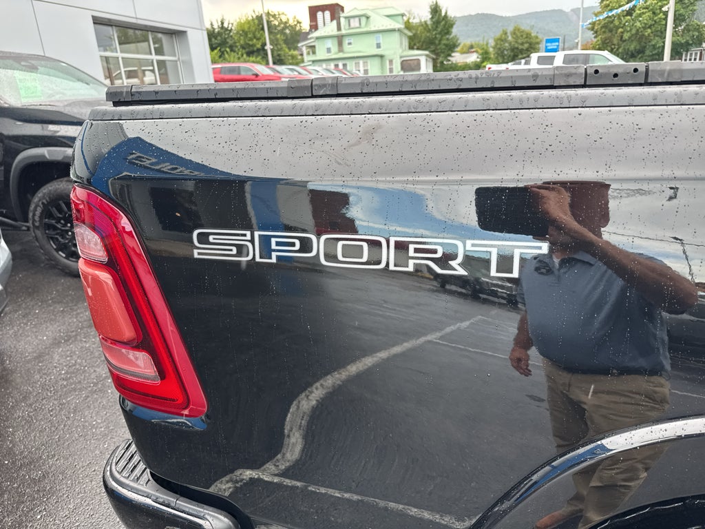 2020 RAM 1500 Laramie Crew Cab 4x4 5'7" Box
