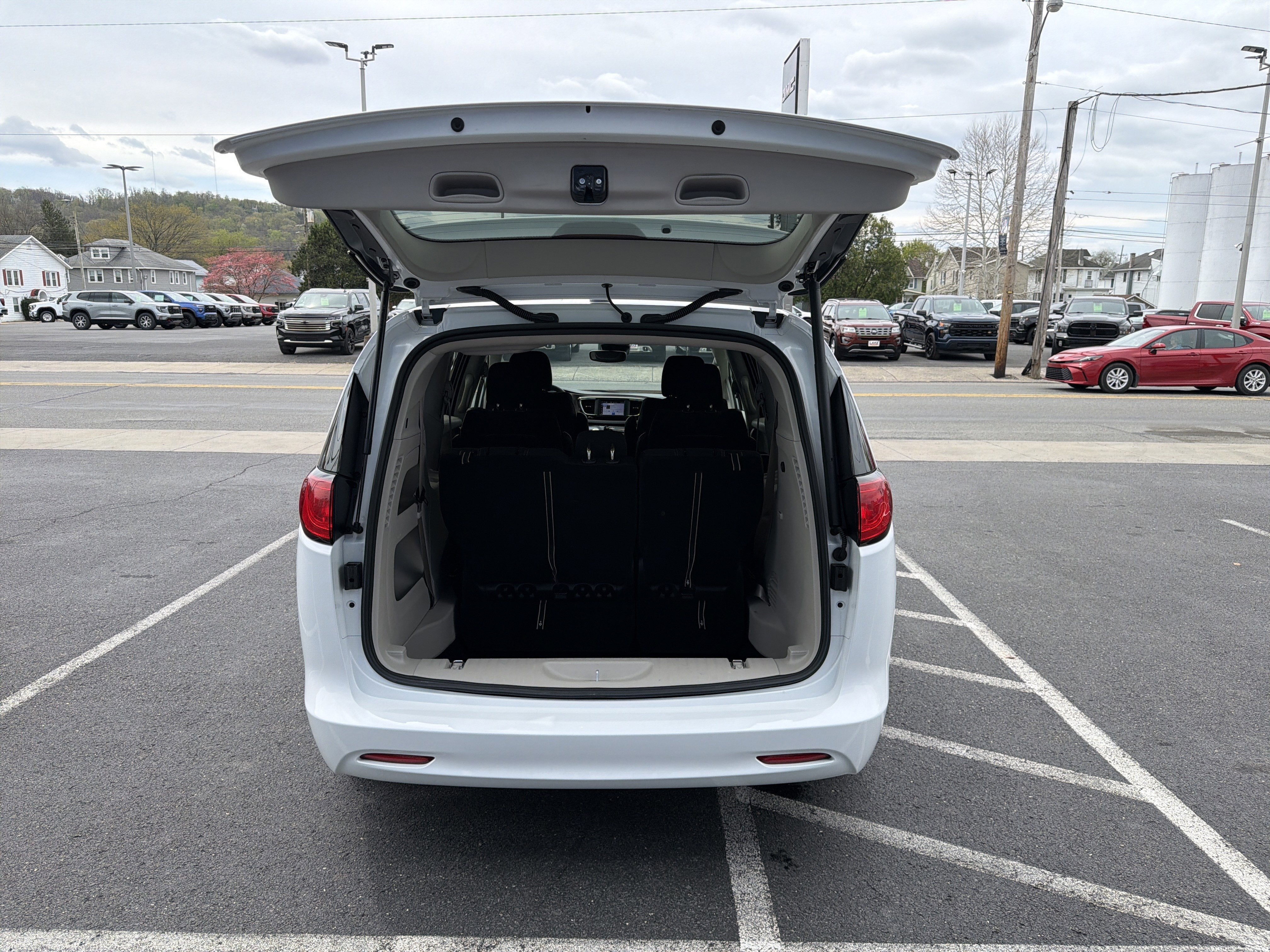 2023 Chrysler Voyager LX